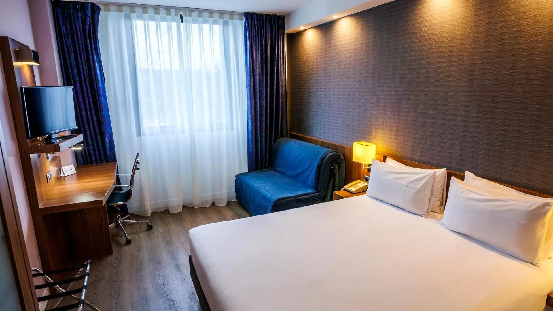 Hotel Holiday Inn Express Bilbao Airport By Ihg Derio