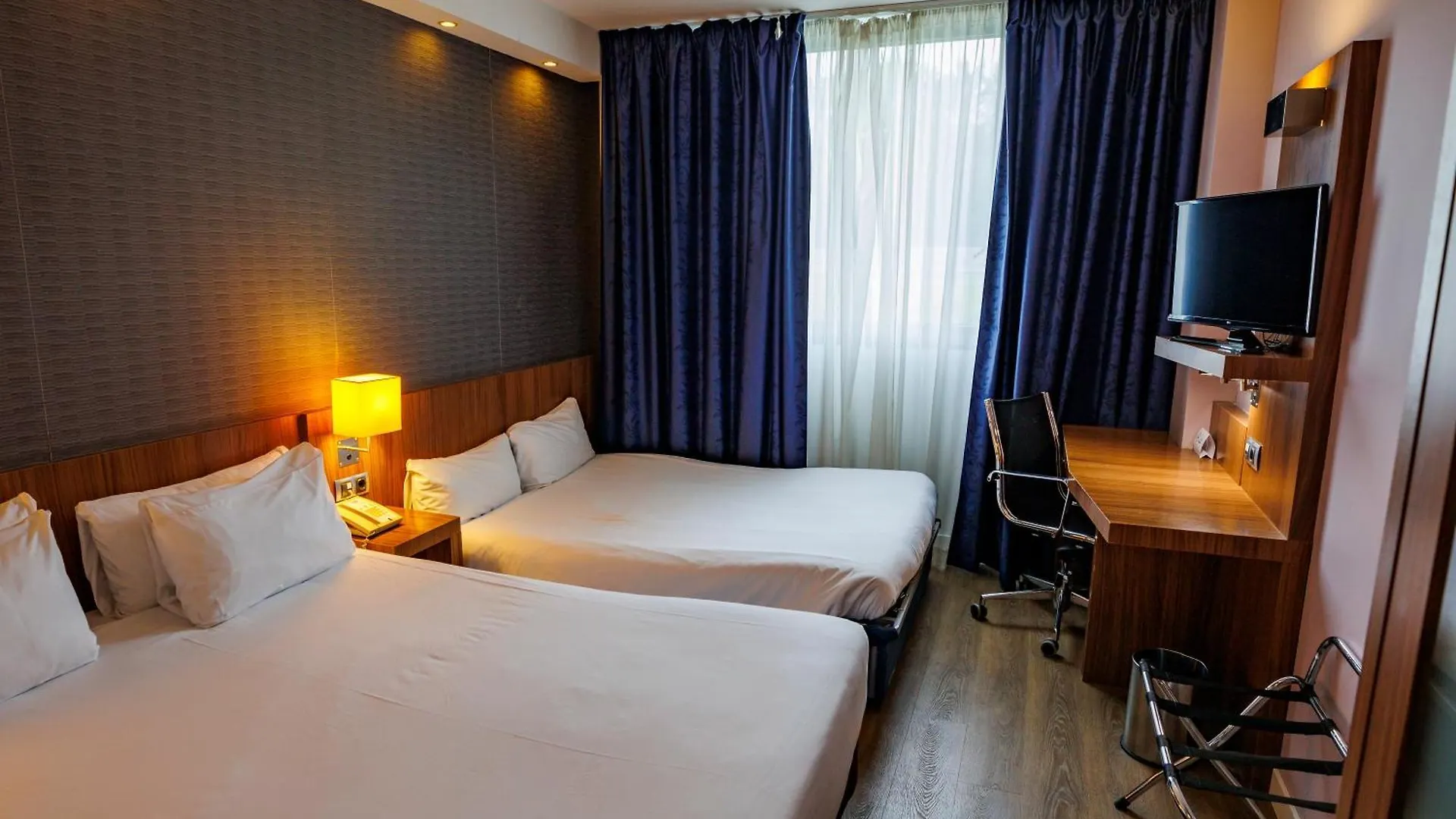 Holiday Inn Express Bilbao Airport By Ihg Derio Hotel