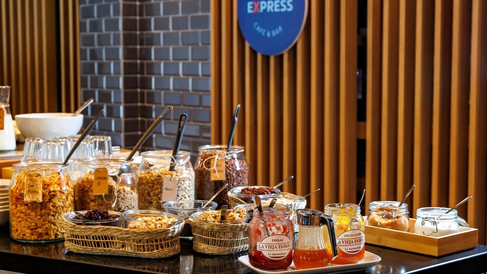 Holiday Inn Express Bilbao Airport By Ihg Derio Hotel