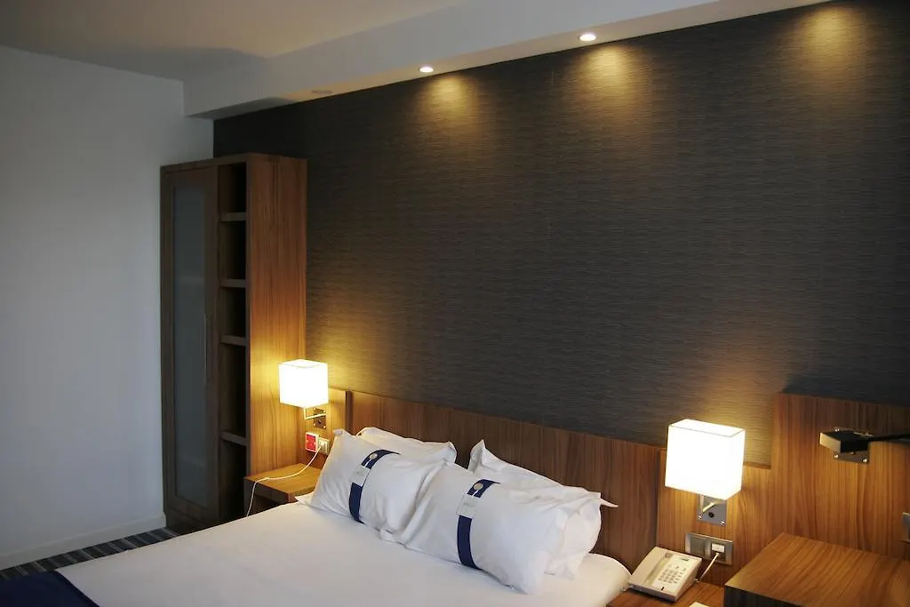 Holiday Inn Express Bilbao Airport By Ihg Derio Hotel